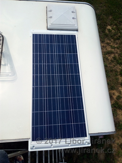 4 - napasování solárního panelu na střechu karavanu.jpg