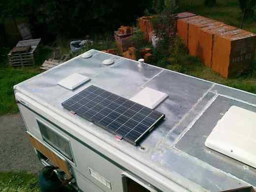 Solární panel na střeše karavanu