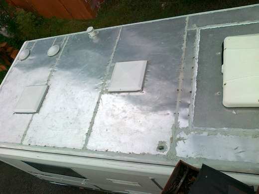 Před instalací solárního panelu na karavan je potřeba najít vhodné umístnění