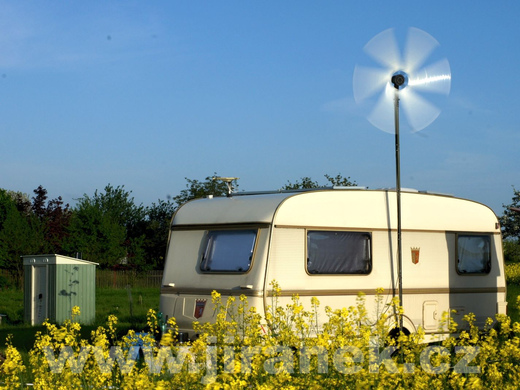 Větrná a solární elektrárna na karavanu